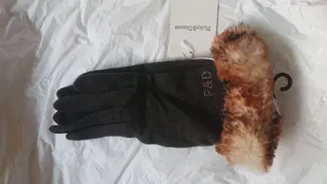 퍼 달린 다크 브라운 장갑