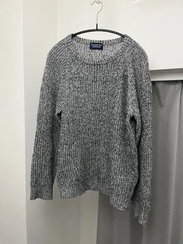 그레이 계열 크루넥 니트 스웨터