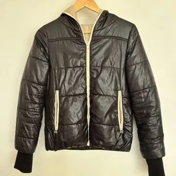 블랙 후드 부착 다운 자켓