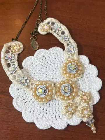 플라워 모티브 목걸이 베이지