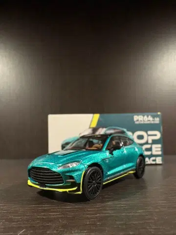 Aston Martin DBX 707