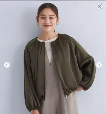 그린 라벨 릴랙싱 새틴 개더 노카라 블루종