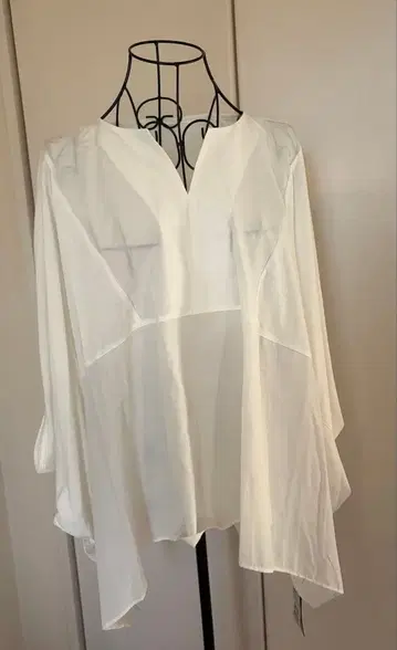 clove 화이트 V넥 시스루 티셔츠