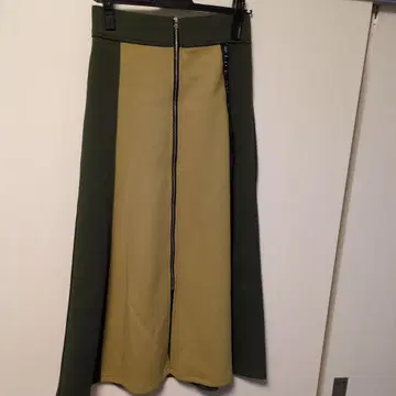 올리브 그린과 베이지의 롱 스커트