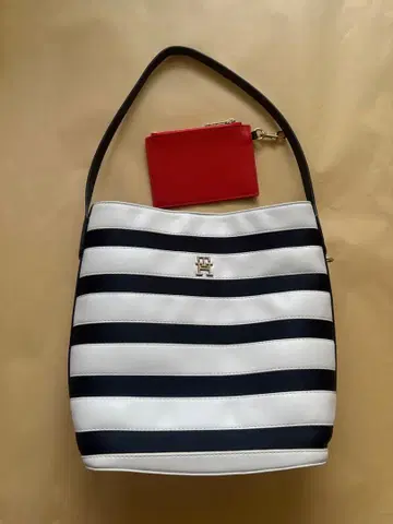 스트라이프 숄더백과 빨간색 파우치
