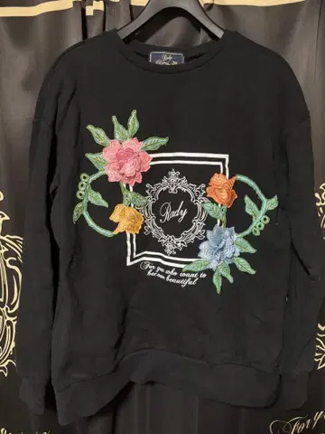 꽃 자수 블랙 트레이닝복