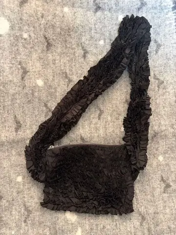 올드맨즈테일러 프릴 바디백 R&D.M.Co-