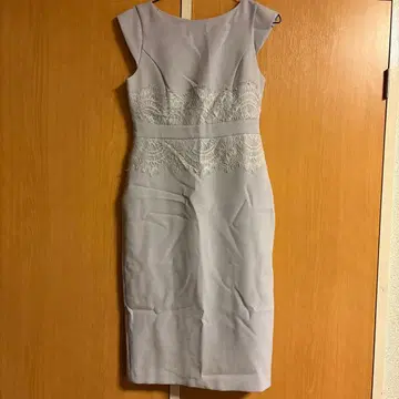 연보라색 레이스 장식 타이트 원피스