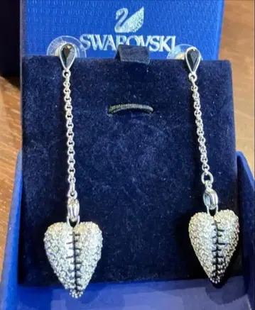 SWAROVSKI 귀걸이 [양쪽 귀용] 하트 스티치 리버서블 파베