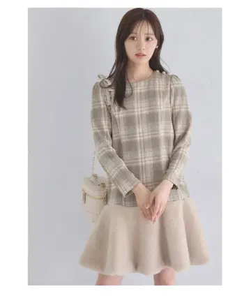 펄 장식 밑단 퍼 절개 체크 원피스