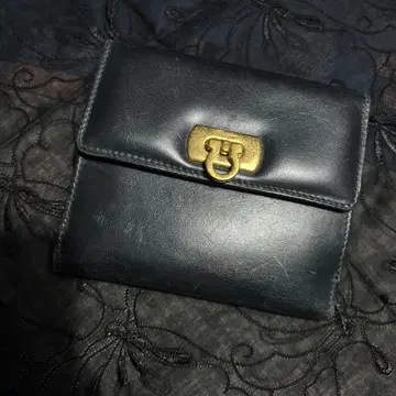 페라가모 가죽 이단 접이식 지갑 네이비 골드톤 클로징