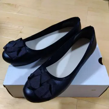 [ 고품질 ] 블랙 리본 포함 플랫슈즈