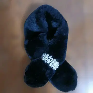 블랙 퍼 넥워머 펄 장식 포함