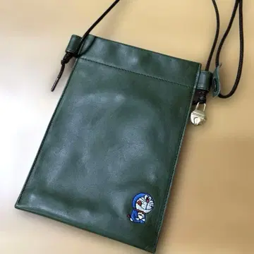 도라에몽 kissora 콜라보 자수 가죽 스마트폰 숄더 올리브