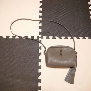 토프앤로드스톤 태슬 부착 숄더백 그레이지