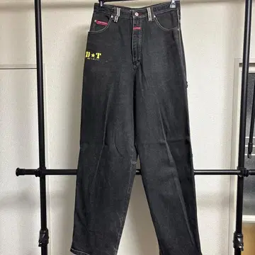 자수 장식 블랙 데님 팬츠