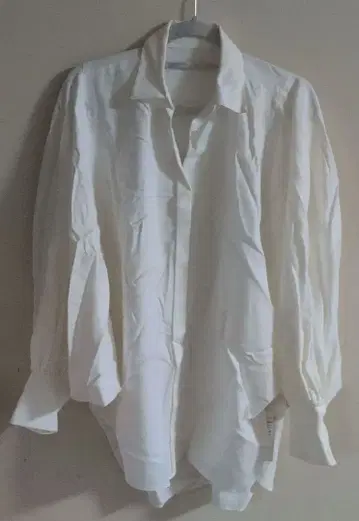 루피 화이트 긴팔 블라우스 백 개더