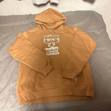 나니와단시와 GU의 콜라보레이션 컬렉션 오오니시 류세이의 오렌지 후드티