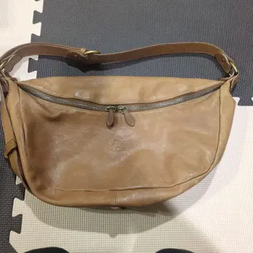 베이지 가죽 숄더백