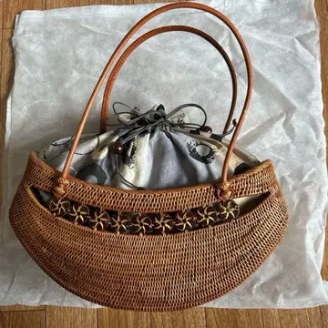 바스켓백 꽃 모티브 포함