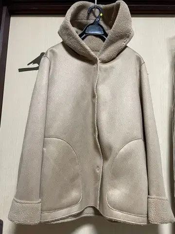 메독 메틀리제 미사용 무스탕풍 후드 부착 보아 자켓 베이지