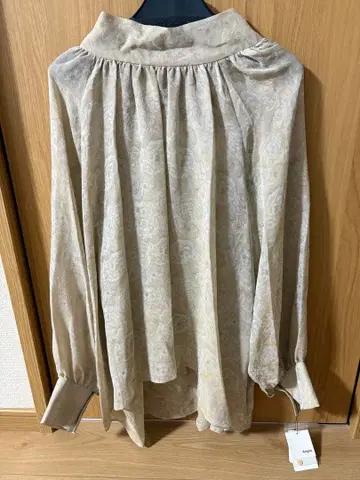 Ample 베이지 플라워 패턴 긴팔 셔츠