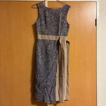 슬리브리스 무릎 기장 원피스 파랑과 베이지