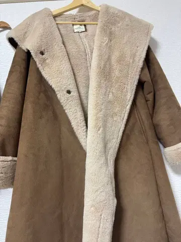 [ 이사 가격 인하 ] 무스탕 코트 (후드 부착 브라운)