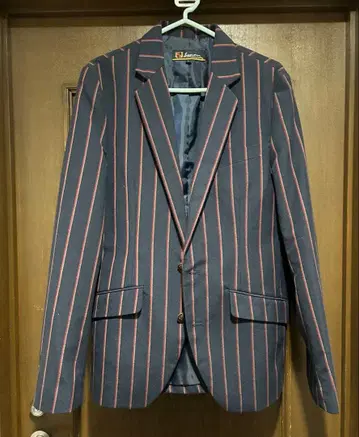 네이비와 빨간색 스트라이프 테일러드 자켓