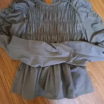 스타미키 상의 셔링 블라우스