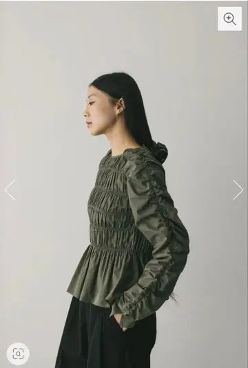 스타미키 상의 셔링 블라우스