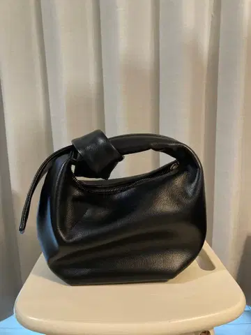 Mila Owen 블랙 가죽 핸드백