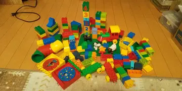 레고 블록과 동물 피규어 기차 기초판