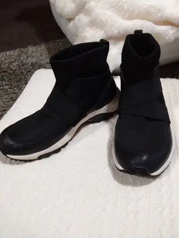 새상품급 우노피우노우과레토레 스니커즈 25.5cm