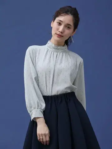 Vin NAVY 테이프 자수 하이넥 블라우스