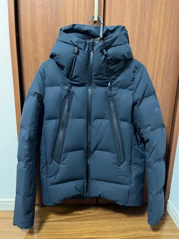 후드 부착 다크 그레이 다운 자켓