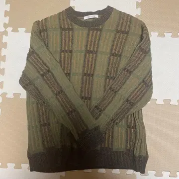 올리브 그린 체크 무늬 니트 스웨터