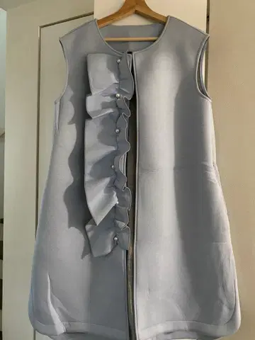 라이트 블루 프릴 슬리브리스 원피스