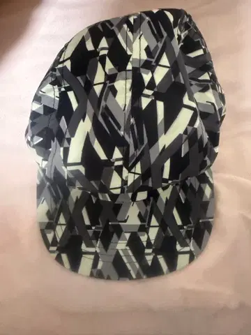 기하학 패턴 캡 DAMMY 자수 포함