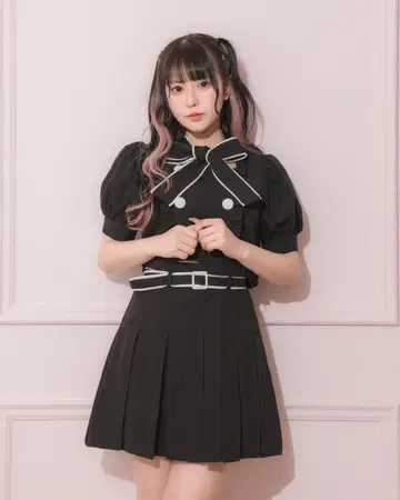 pium 벨트 부착 플리츠 미니 스커트