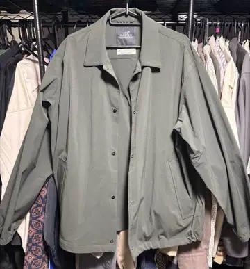 올리브 그린 나일론 자켓