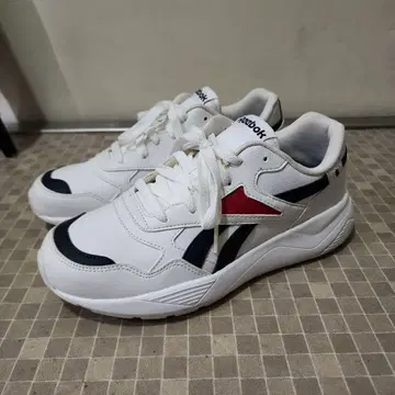 Reebok 스니커즈