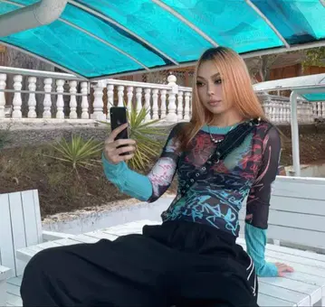 멀티 컬러 그래픽 프린트 긴팔 T셔츠