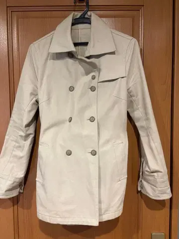 아이보리 더블 브레스트 트렌치코트