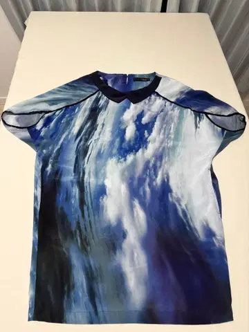 Ujoh 블루 계열 구름과 바다 프린트 반팔 상의