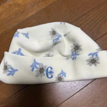 네이비 꽃무늬 패턴 니트 모자 로고 포함