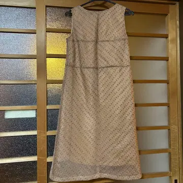 베이지 슬리브리스 원피스 비즈 자수