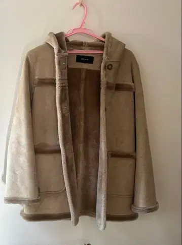 후드 부착 베이지 무스탕 코트 컴시즘