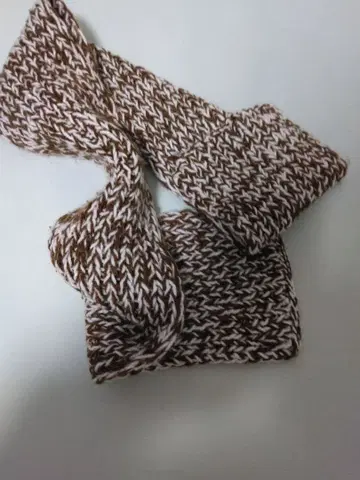 자작 손뜨개질 브라운과 화이트 넥워머와 니트 모자 세트 2점 세트