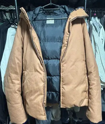 브라운 다운 자켓 후드 부착
